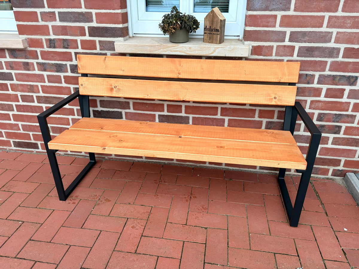 Moderne Sitzbank mit Stahlgestell